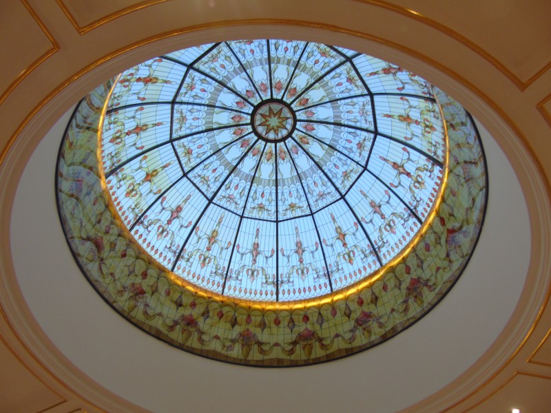 Curved glass ceiling, sculpture pattern